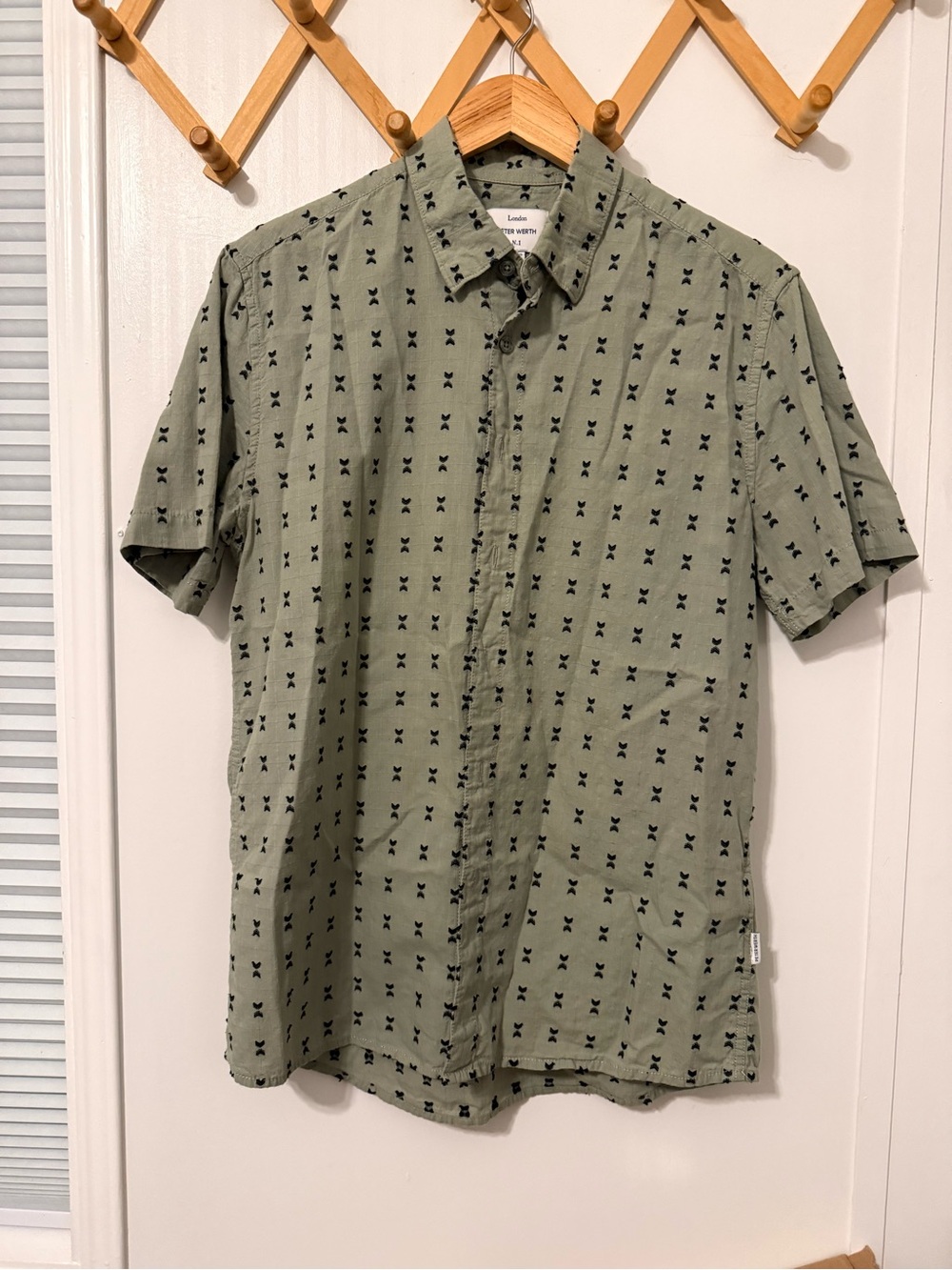 Men's Olive Short-Sleeve Button-Down Shirt with Subtle Print